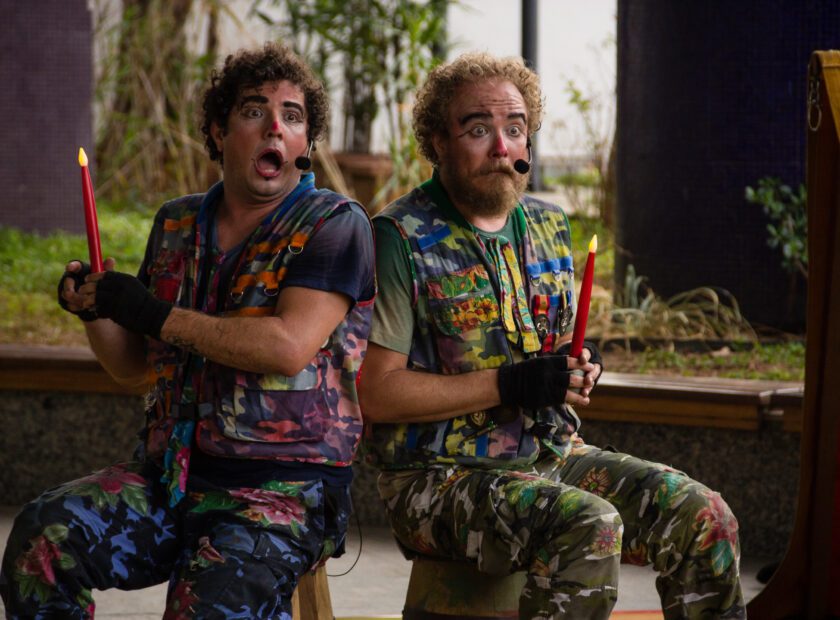 Dois idiotas sentados. Foto Eduardo Petrini